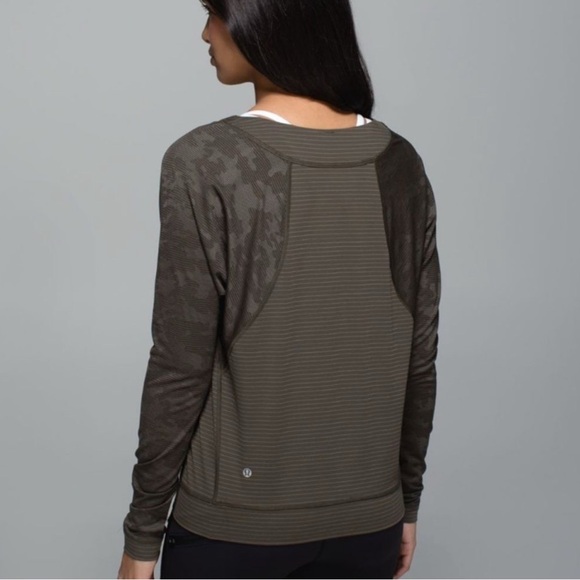 LULULEMON LONG SLEEVE CAMO TOP — SIZE 6 (based on measurements) - Picture 2 of 11